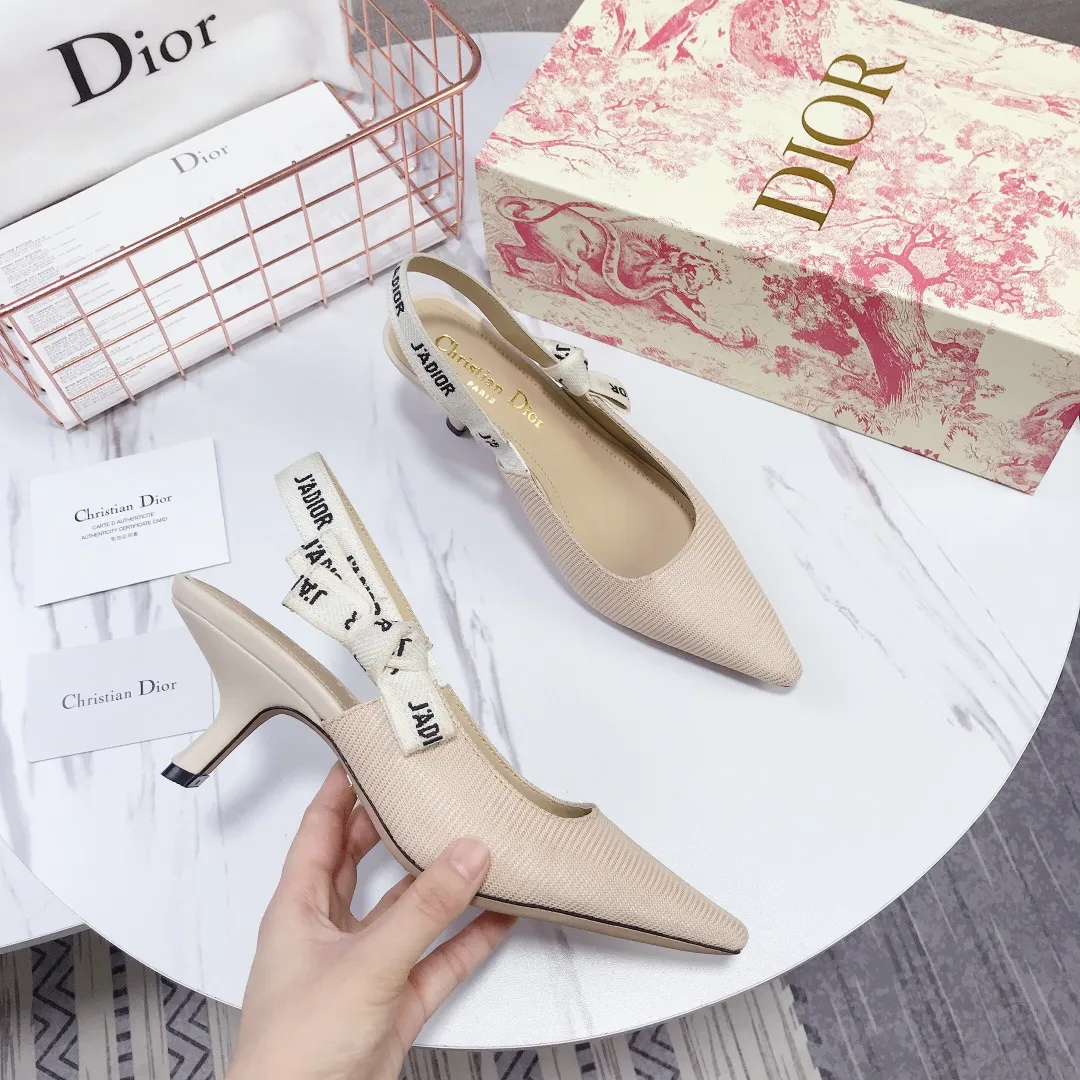 👟👟Ex-factory price 480👟👟Women's shoes, women's clothing, special material👟👟Ex-factory price 400👠👠✨ ✨ Dior's popular sandals are new🔥 🔥 The same style of the year's most popular Internet celebrities and celebrities💁 💁. The fabric is imported; calf patent leather (special material), the lining and feet are made of calf leather lining🐑. Original molded heel, heel height 10Cm 6.5cm💘 flat bottom 1.5cm, original molded metal outsole with five-pointed star LOGO mark✨. Original bow, 💅 Italian leather outsole. 👄💋 Full set of packaging (clamshell box, cloth bag, card, invoice, one-to-one wrapping paper) 34 40 41 customized